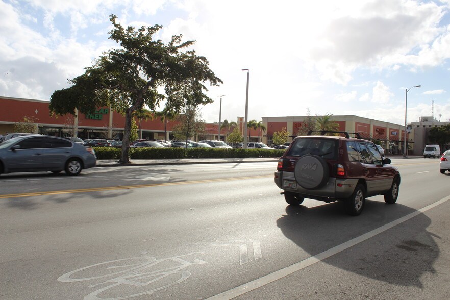 More Photos Of 656-696 NE 125th St, North Miami Office For Lease