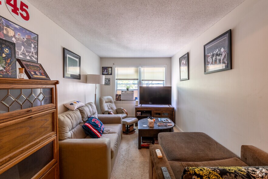 More Photos Of 82 Main St, East Hampton Apartments For Lease