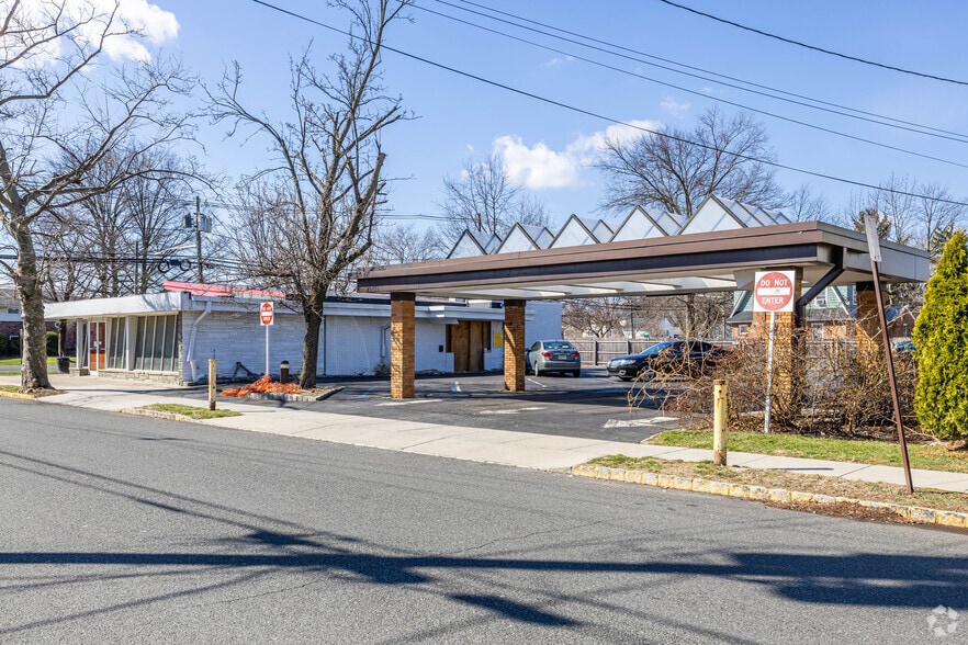 More Photos Of 470 Kenilworth Blvd, Kenilworth Bank For Lease