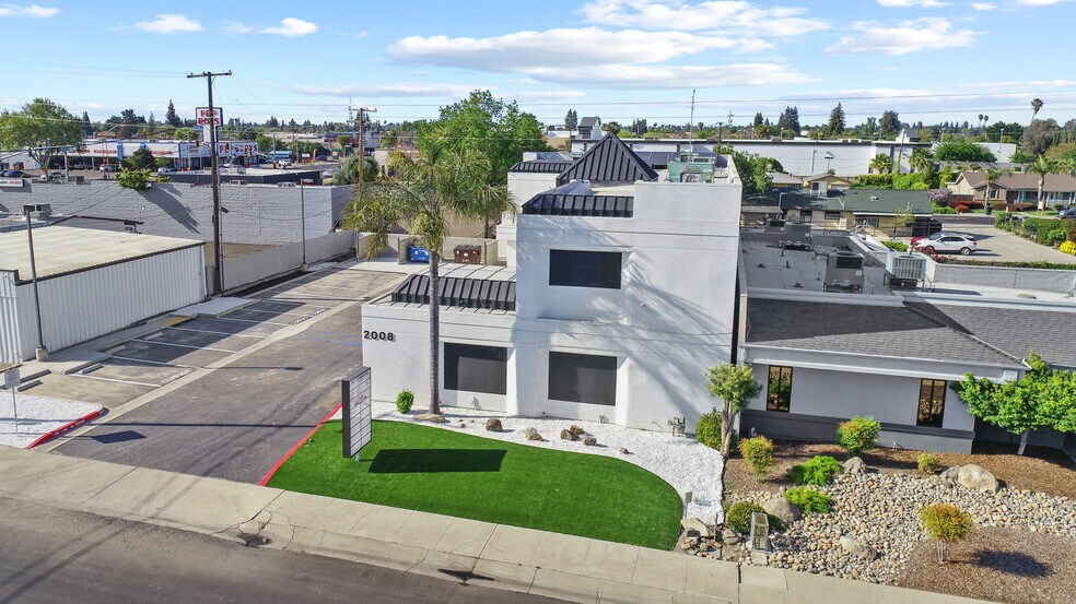 More Photos Of 2008 W Dorothea Ave, Visalia Freestanding For Lease