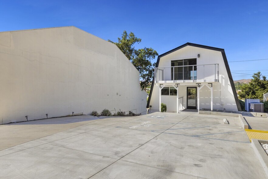 More Photos Of 28220 Agoura Rd, Agoura Hills Loft Creative Space For Lease