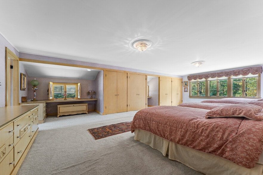 More Photos Of 550 Warner rd, Vienna Specialty For Sale