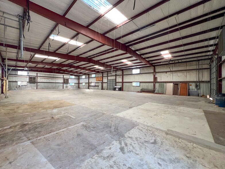 More Photos Of 925 Creekview Dr, San Antonio Manufacturing For Sale