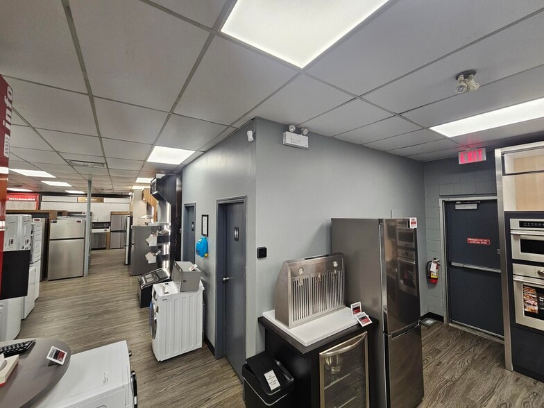 More Photos Of 7637 Edmonds St, Burnaby Storefront Retail Office For Lease