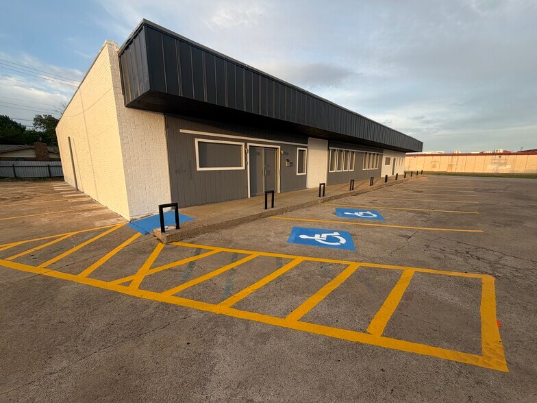 More Photos Of 612 Michael Dr, Everman Freestanding For Lease