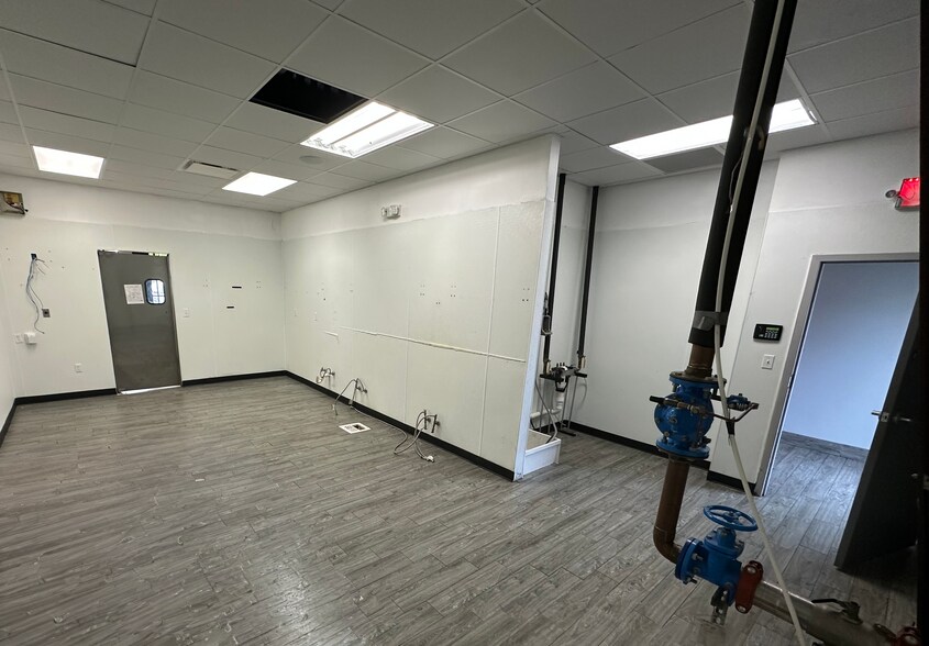 More Photos Of 3233 E Sunshine St, Springfield General Retail For Lease