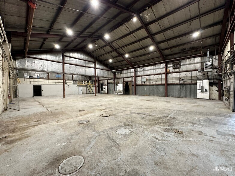 More Photos Of 2626 8th Ave, Garden City Showroom For Sale