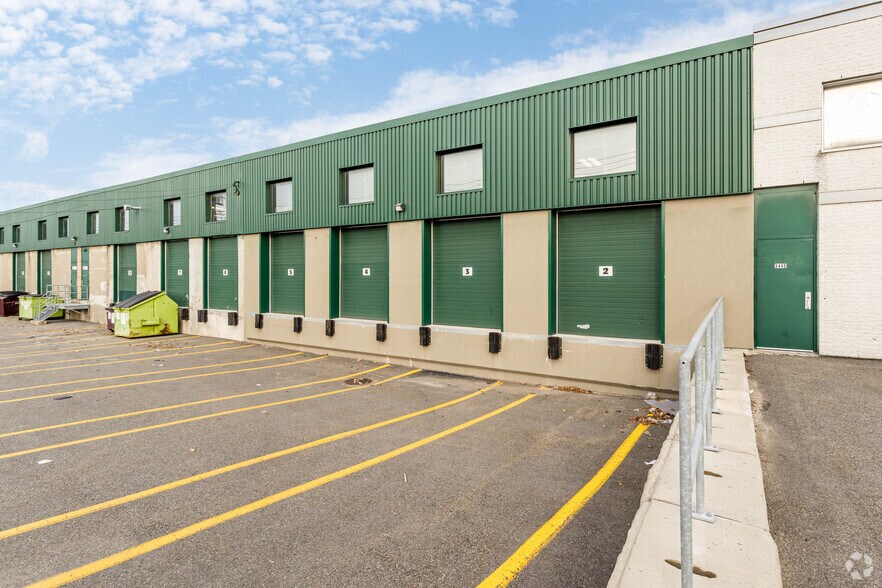 More Photos Of 1550-1600 Rue Beaulac, Montréal Distribution For Lease