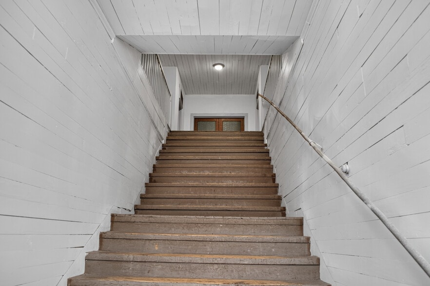 More Photos Of 36 Church St N, Jeffersonville Light Manufacturing For Sale