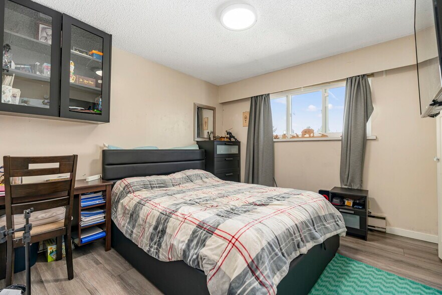 More Photos Of 32354 Marshall Rd, Abbotsford Freestanding For Sale