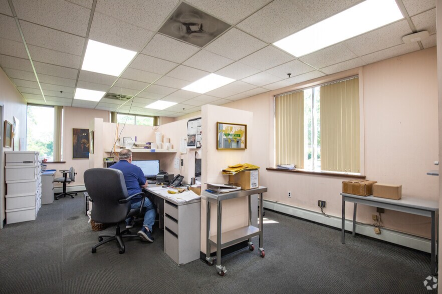 More Photos Of 135 Oser Ave, Hauppauge Warehouse For Lease