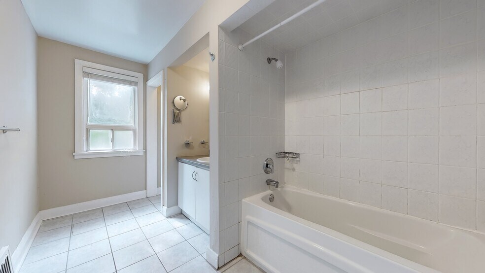 More Photos Of 509 Lakeshore Rd W, Oakville General Retail For Sale