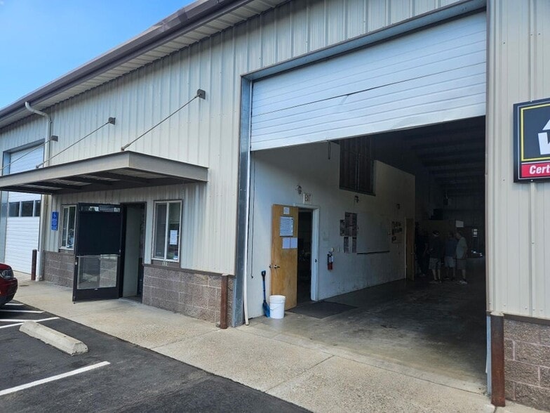 More Photos Of 840 SE Woodland Blvd, Bend Warehouse For Lease