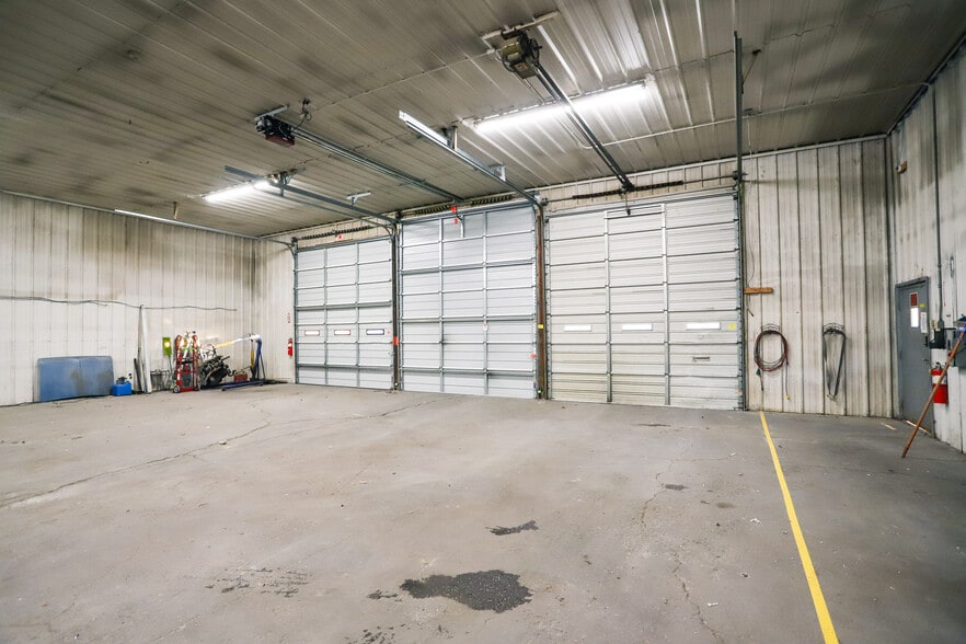 More Photos Of 1301 Fabricon Blvd, Jeffersonville Light Manufacturing For Lease