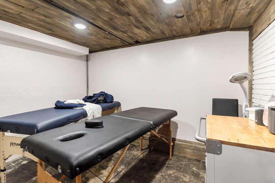 More Photos Of 565 S Meridian Rd, Youngstown Freestanding For Sale