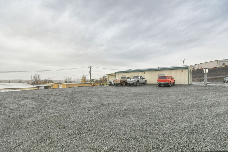 More Photos Of 818 Airport Rd, Pendleton Showroom For Sale