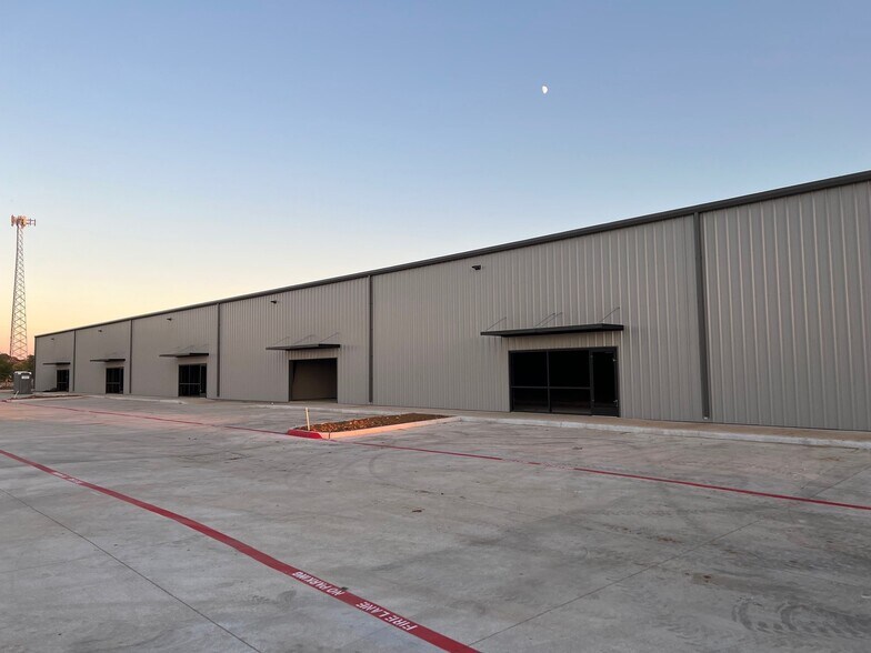 More Photos Of 8135 Gateway Dr, Argyle Warehouse For Lease