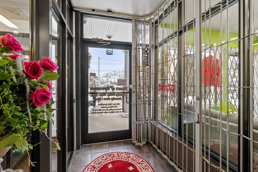 More Photos Of 1624 Union St, Schenectady Freestanding For Lease