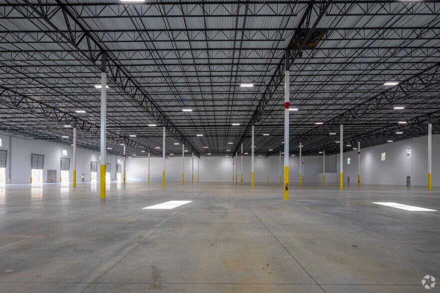 More Photos Of 4326 Avery Dr, Flowery Branch Distribution For Lease