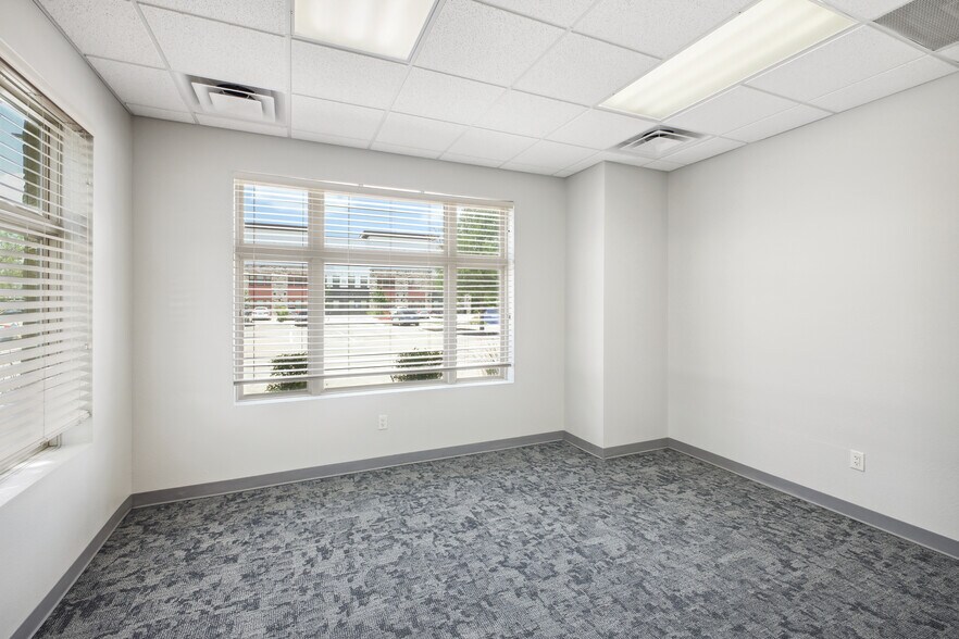 More Photos Of 2 Spurs Ln, San Antonio Office For Sale