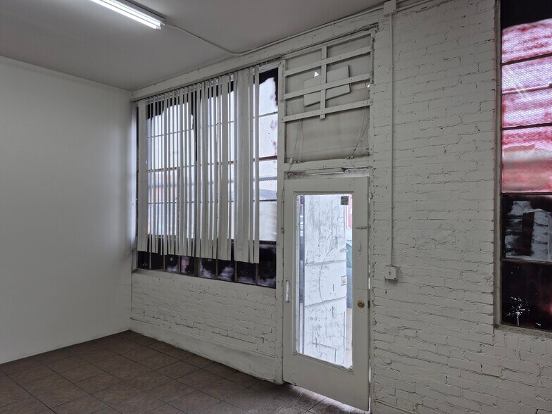 More Photos Of 6080 S Hoover St, Los Angeles Unknown For Lease