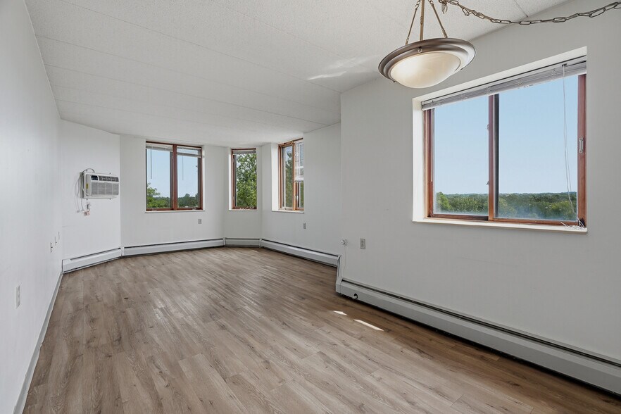 More Photos Of 985 Ivy Ave E, Saint Paul Apartments For Sale