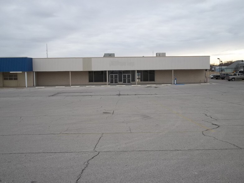 More Photos Of 1403-1515 S Santa Fe Ave, Chanute Unknown For Lease