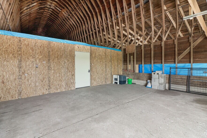 More Photos Of 27 S 100 W, Valparaiso Veterinarian Kennel For Sale