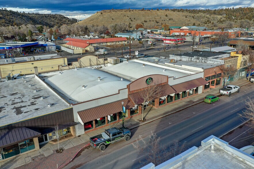 More Photos Of 178 SW 5th St, Madras Storefront Retail Office For Lease
