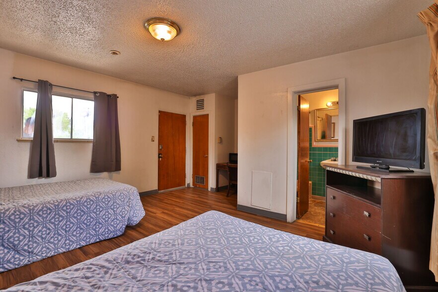 More Photos Of 620 W Colorado Ave, Colorado Springs Hotel For Sale