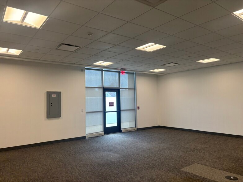 More Photos Of 191 Marginal Way, Portland Auto Repair For Lease