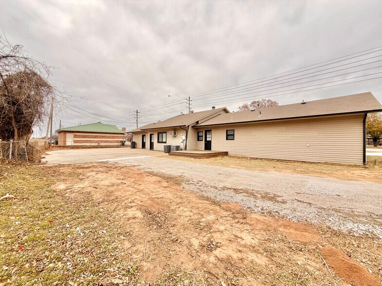 More Photos Of 1030 W Main St, Jenks Office For Sale