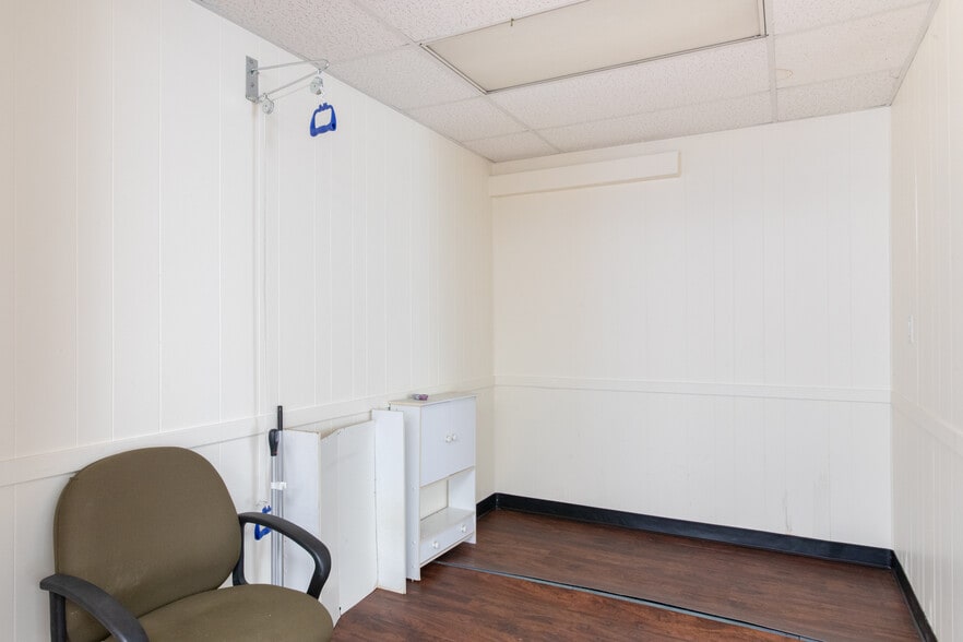 More Photos Of 47 W Dundee Rd, Wheeling Medical For Lease