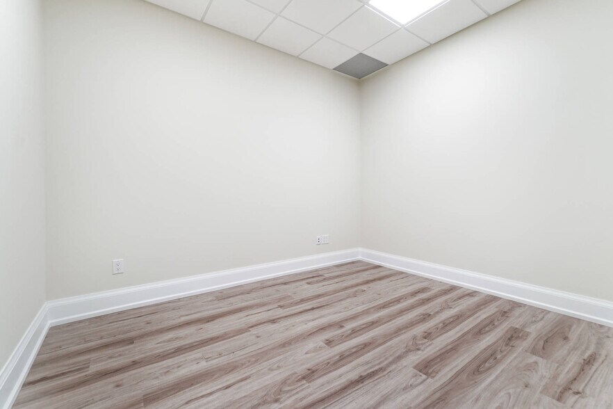 More Photos Of 7956 Torbram Rd, Brampton Flex For Lease