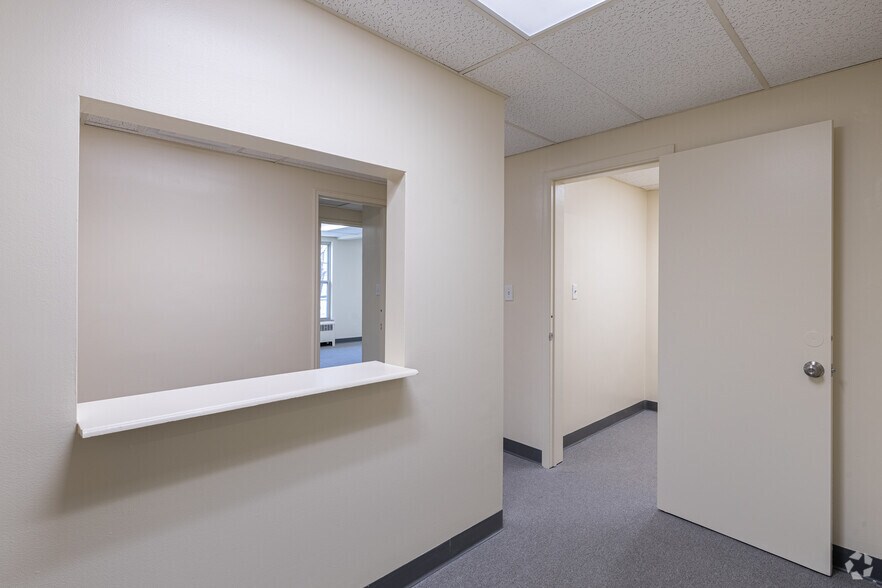 More Photos Of 7364-7390 Reading Rd, Cincinnati Storefront Retail Office For Lease