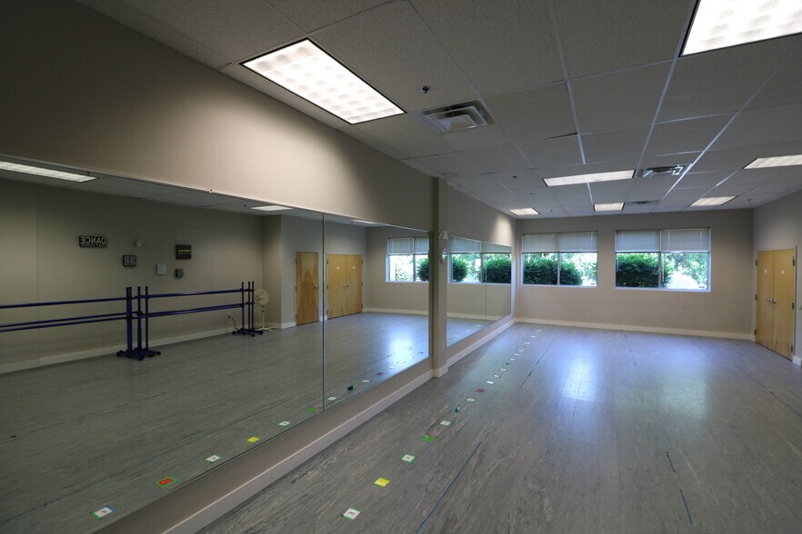 More Photos Of 425 Commerce Dr, Fort Washington Office For Lease