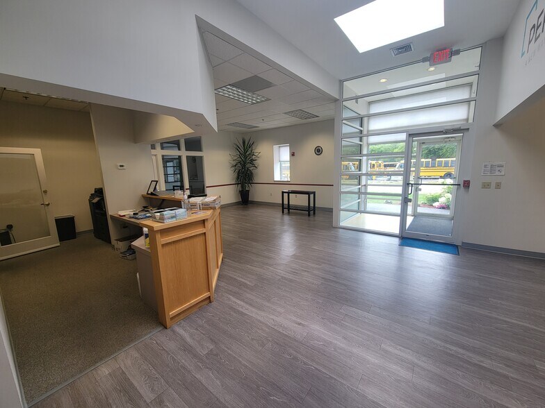 More Photos Of 32 Hampshire Rd, Salem Research And Development For Lease