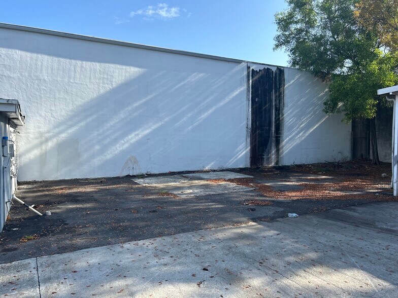 More Photos Of 2201 SW 58th Ter, West Park Contractor Storage Yard For Lease