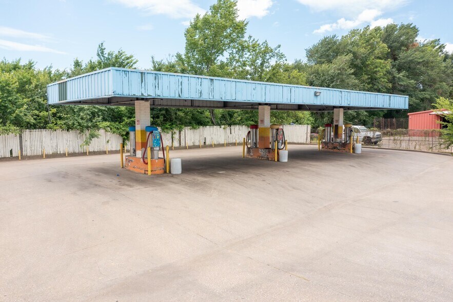 More Photos Of 1820 W Gentry Pky, Tyler Specialty For Sale