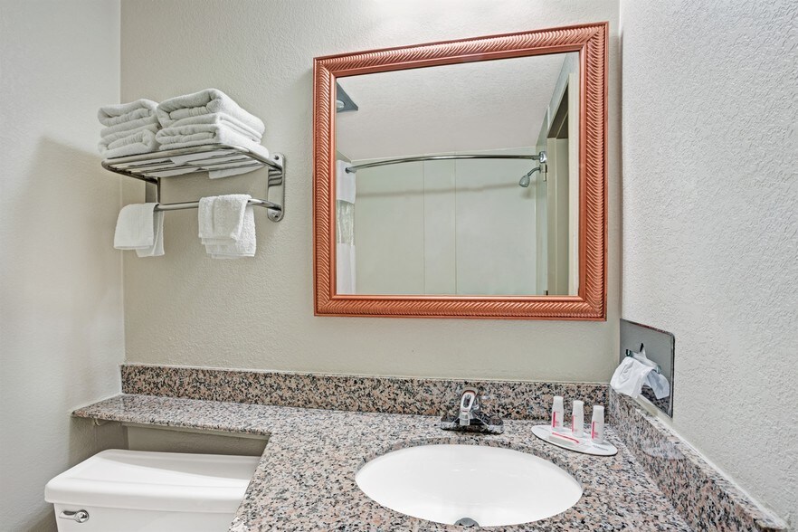 More Photos Of 2216 N Dodge St, Iowa City Hotel For Sale