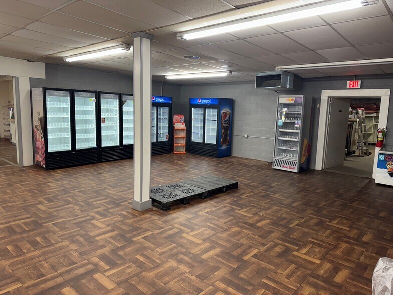 More Photos Of 3304 W 61st St S, Tulsa Convenience Store For Lease