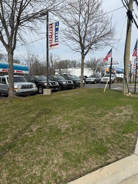 Primary Photo Of 659 E Jericho Tpke, Huntington Station Auto Dealership For Lease
