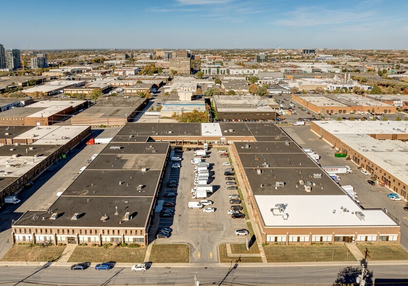 More Photos Of 375-455 Deslauriers Rue, Saint-Laurent Warehouse For Lease