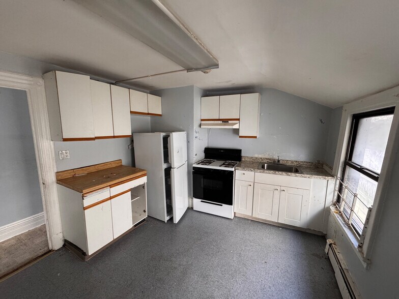 More Photos Of 1718 E 17th St, Brooklyn Office Residential For Lease