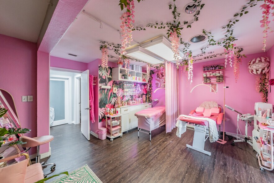 More Photos Of 7235 Glenview Dr, Richland Hills Office For Sale