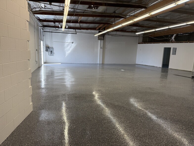 More Photos Of 12712 Saticoy St, North Hollywood Light Distribution For Lease