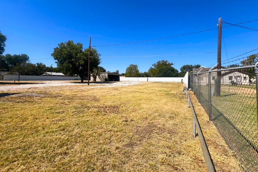 More Photos Of 231 Central Fwy E, Wichita Falls Land For Sale