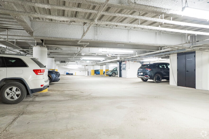 More Photos Of 909 5 Av SW, Calgary Apartments For Lease