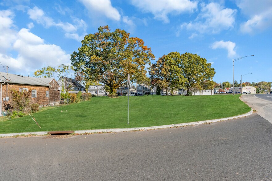 More Photos Of 44 Edmund St, Edison Land For Lease