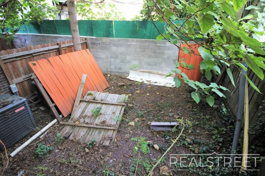 More Photos Of 215 Smith St, Brooklyn Storefront Retail Residential For Lease